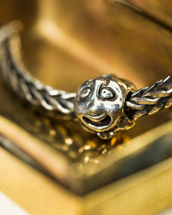 Den allerførste Trollbeads-kugle, Faces i sterlingsølv, på en sølvkæde.