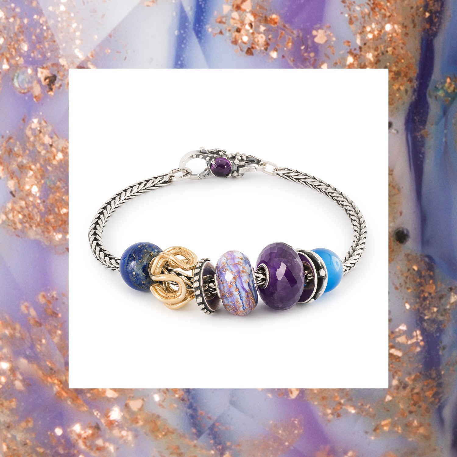 Trollbeads rævehalearmbånd med lilla og blå nuancer i ædelsten og glas med guld- og sølvkugler