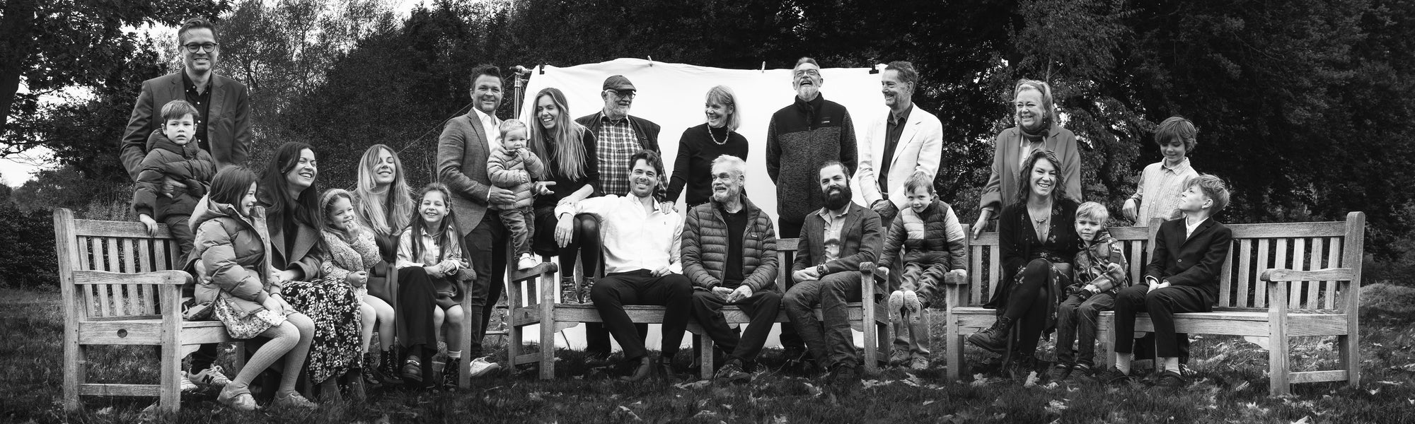 Sort-hvidt foto af Trollbeads-familien samlet udendørs.