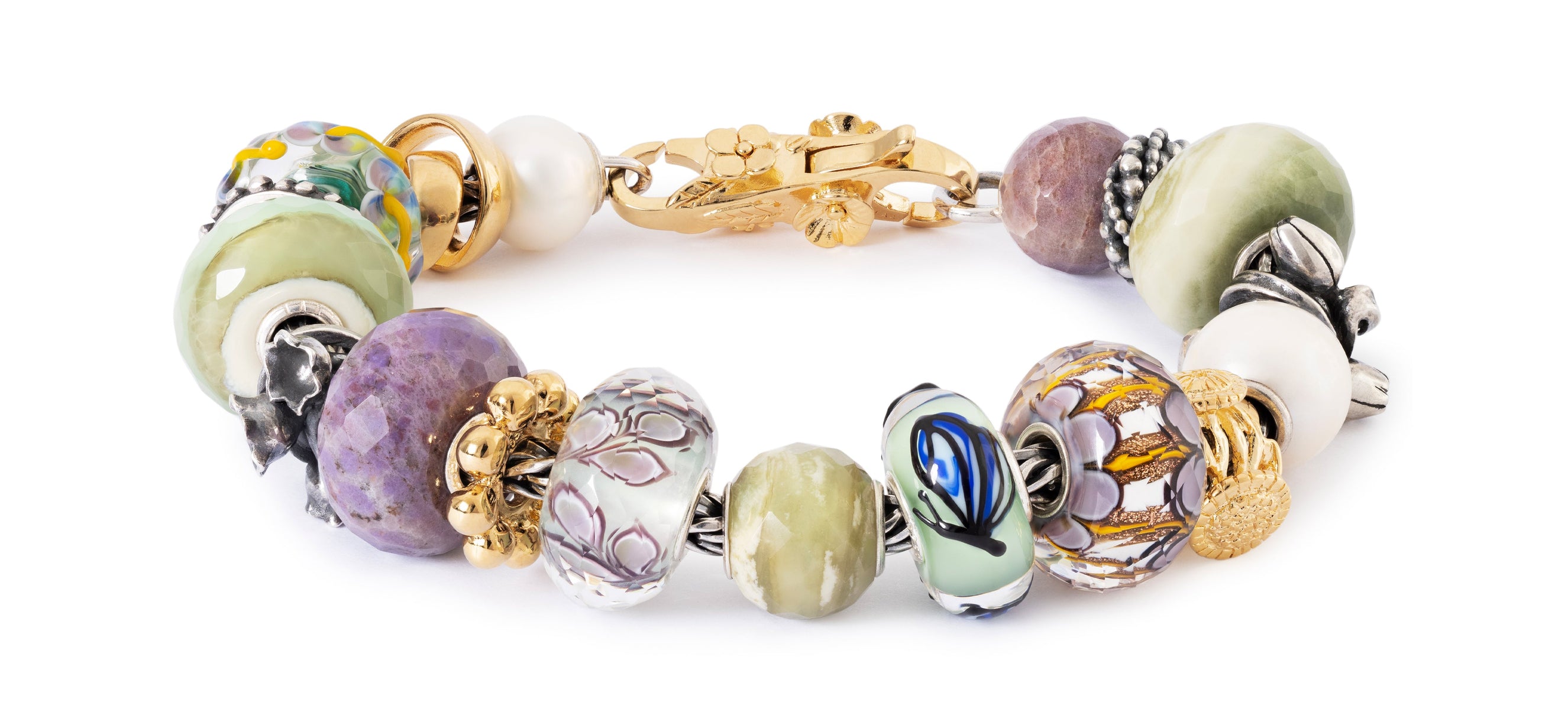 Farverige kugler på armbånd med gulddetaljer på en hvid baggrund