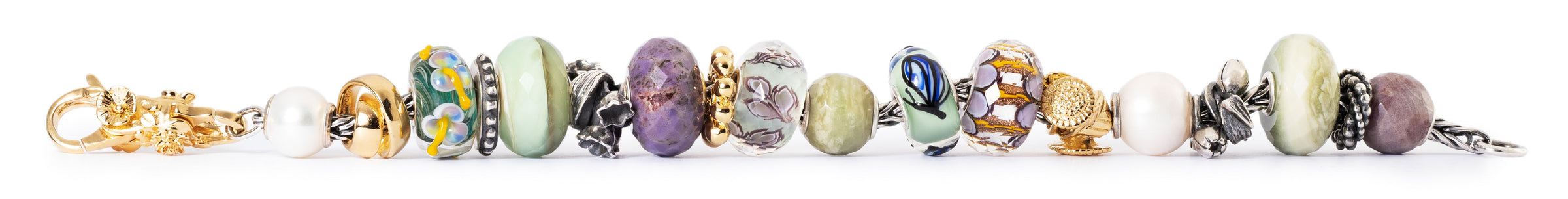 Række af farverige kugler på en hvid baggrund