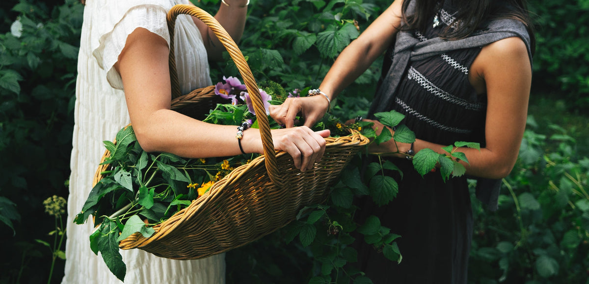 To modeller med armbånd med kugler, mens de samler blomster i naturen