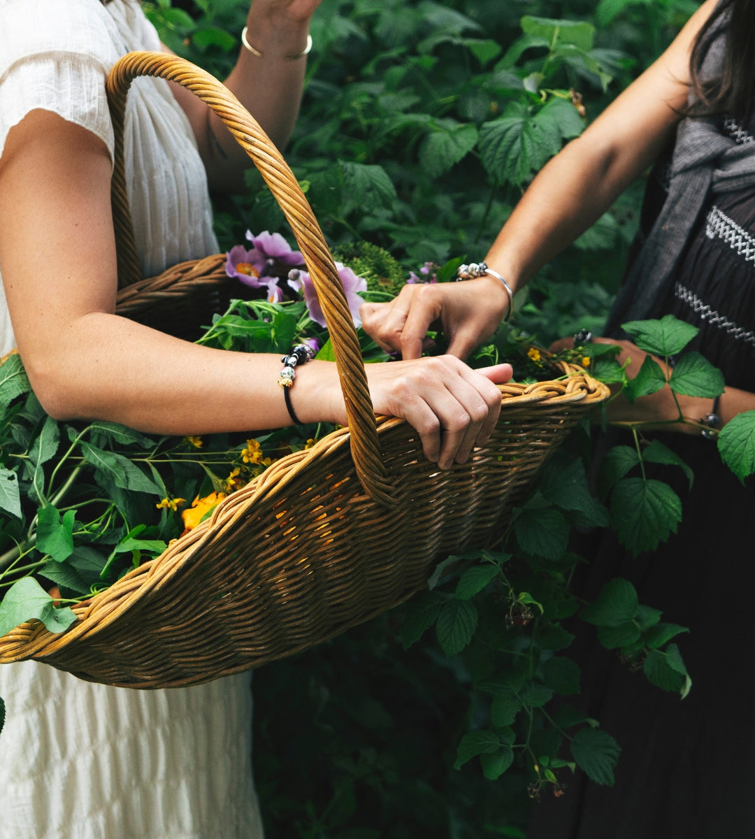 To modeller med armbånd med kugler, mens de samler blomster i naturen