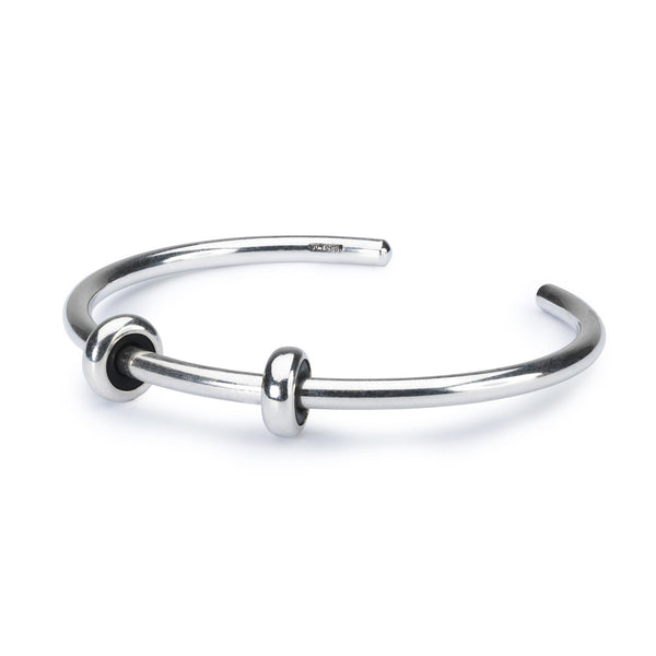 Armring med 2 x sølv spacers, som giver et simpelt og elegant grundlag for dit Trollbeads armbånd.