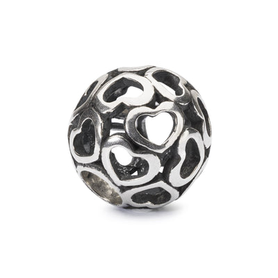 Kærlighedstæppe - En sterling sølvkugle med en rund form og et tekstureret design af flere hjerter overalt, der minder om et hyggeligt tæppe.