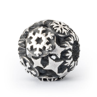 Sølv Snekys kugle med detaljeret snefnugdesign, der symboliserer skønheden og magien ved vinteren.