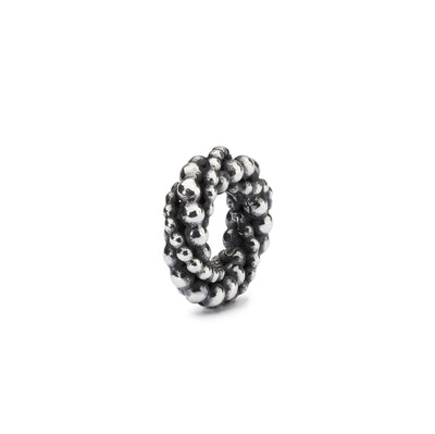 Livscirkel en sterling sølvkugle med et cirkulært design, der symboliserer det evigtvarende kredsløb af livet i din smykkesamling.