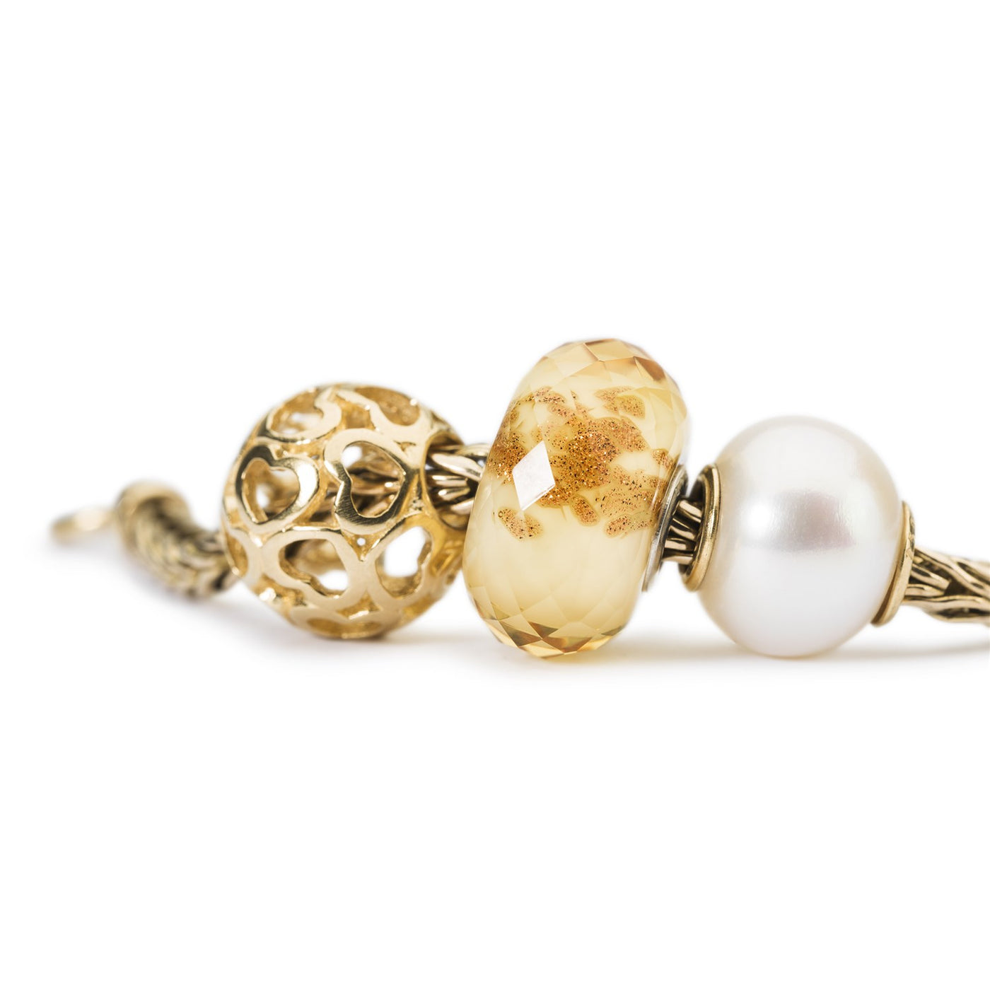 Hvid perle med 18 karat guldkerne kugle