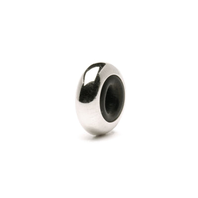 Enkelt sølvspacer med sort gummi indeni, der forhindrer kuglerne i at rulle af dit armbånd. En simpel og elegant tilføjelse til dine Trollbeads.
