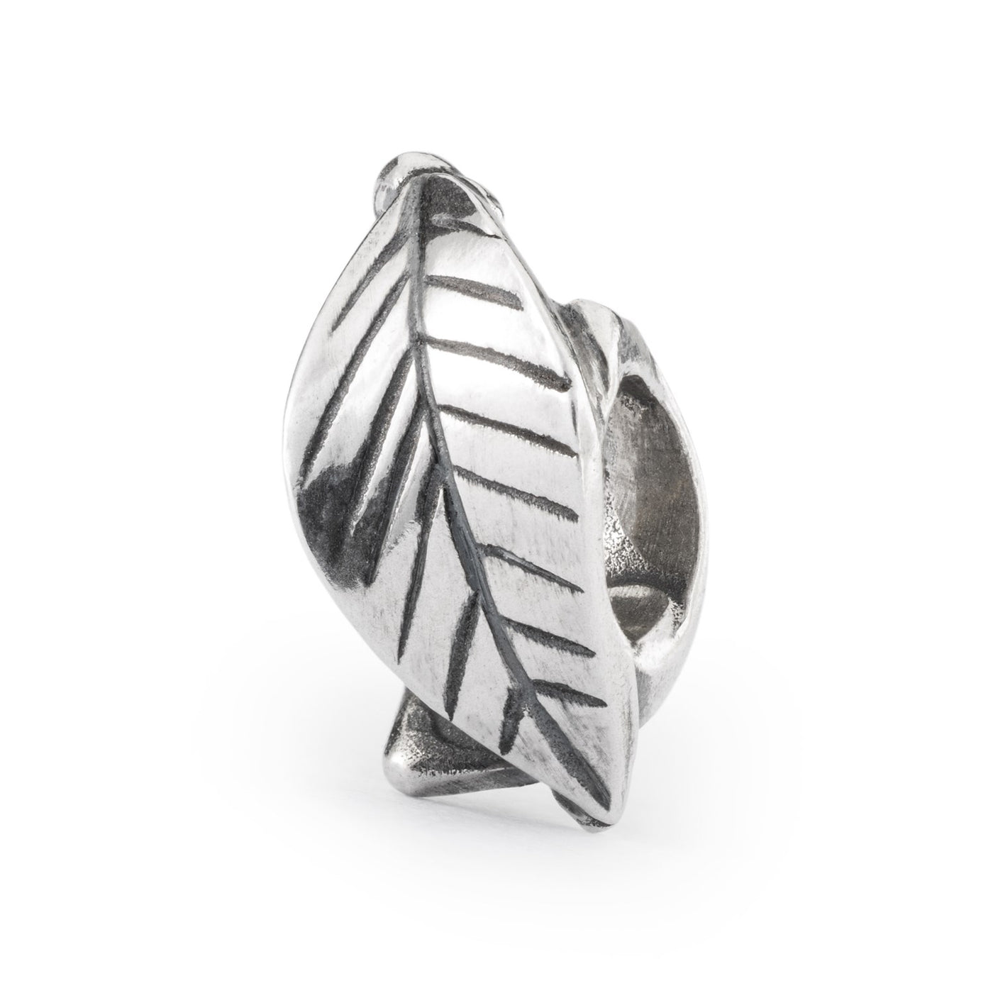 Frisk start kugle sølv med et fint blad-design, der symboliserer nye begyndelser og vækst, til dit Trollbeads armbånd.